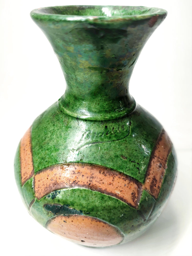 Poterie en forme de vase vert